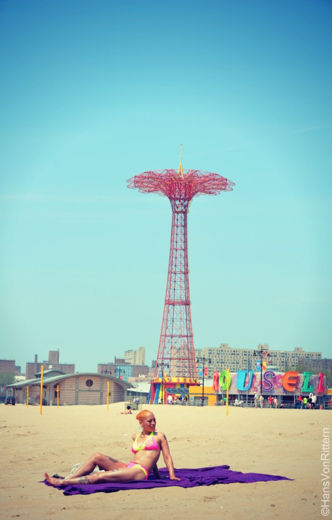 GOLDEN GIRL WITH PARACHUTE